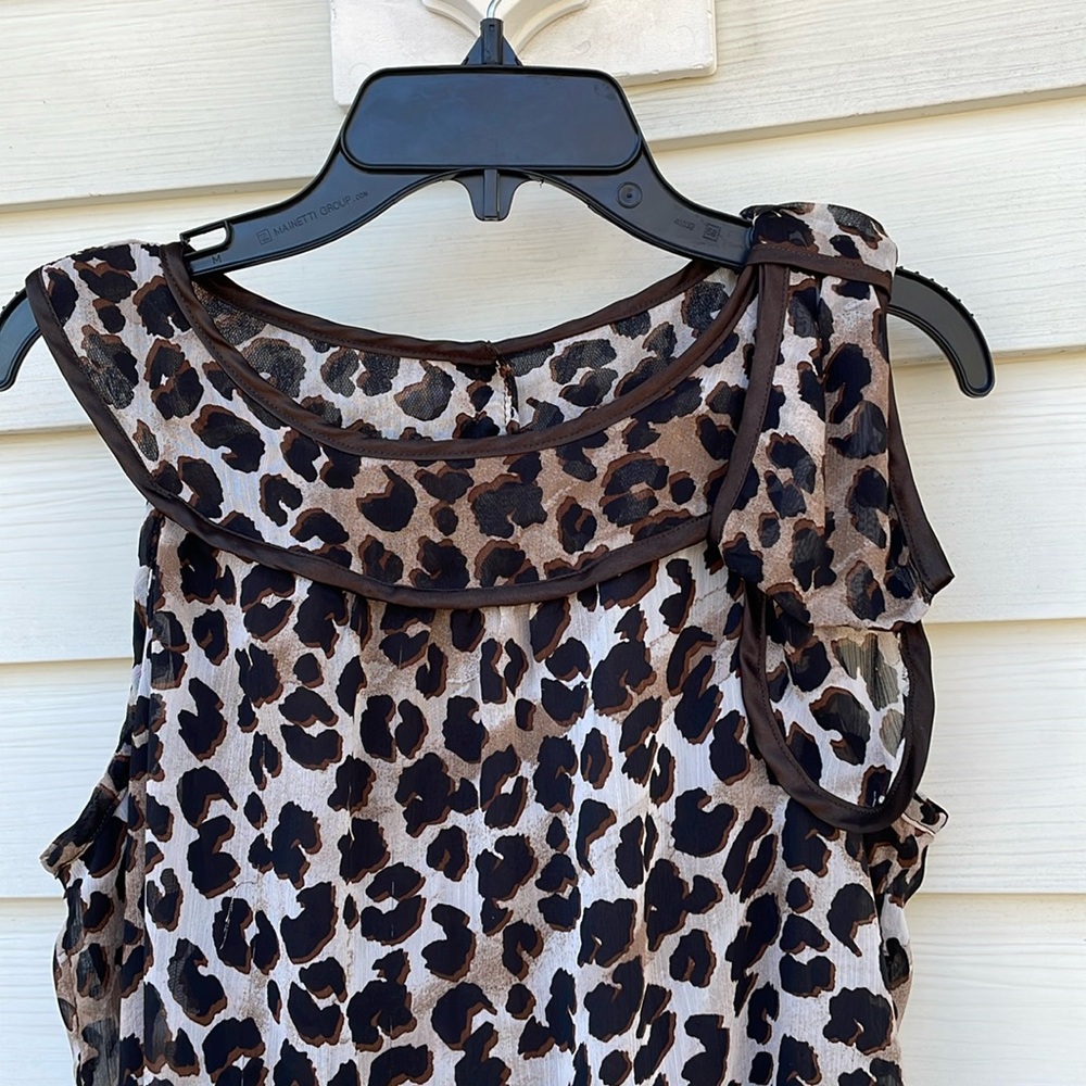 Leopard Print Sleeveless Blouse - Picture 2 of 6